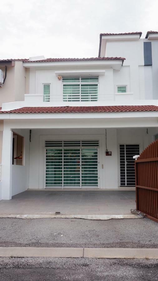 E'S Suite- Homestay That Fits 8 Pax Comfortably. Ipoh Extérieur photo